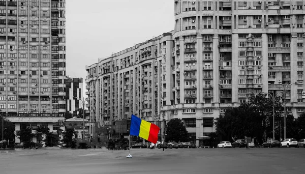 Rumänische Flagge sticht in einer Schwarz-Weiß-Fotografie hervor — Stockfoto