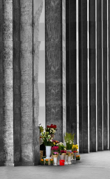 Florista perto de uma parede alta ou colunas — Fotografia de Stock