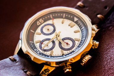 Bilek adam izle gösteren saat