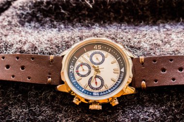 Bilek adam izle gösteren saat