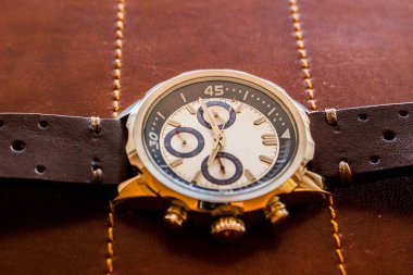 Lüks kol erkek saati zaman gösterilen deri kayışı ile