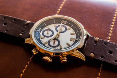 Lüks kol erkek saati zaman gösterilen deri kayışı ile