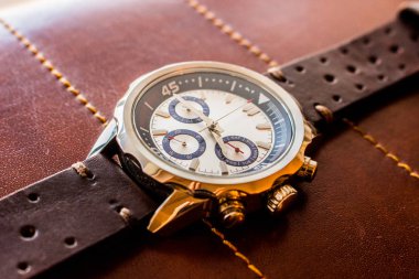 Lüks kol erkek saati zaman gösterilen deri kayışı ile