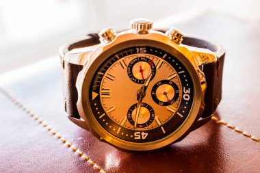 Lüks kol erkek saati zaman gösterilen deri kayışı ile