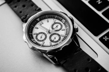 Lüks bilek adam izlemek zaman gösterilen siyah deri kayışı ile 