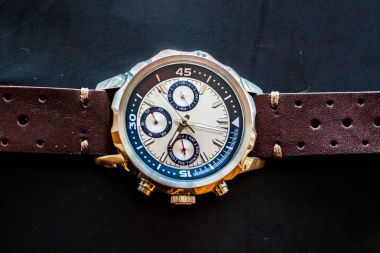 Lüks kol erkek saati zaman gösterilen deri kayışı ile