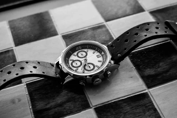 Preto e branco relógio de pulso homem mostrando tempo — Fotografia de Stock