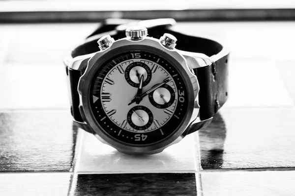 Black and white wrist man watch showing time — Stock Photo, Image