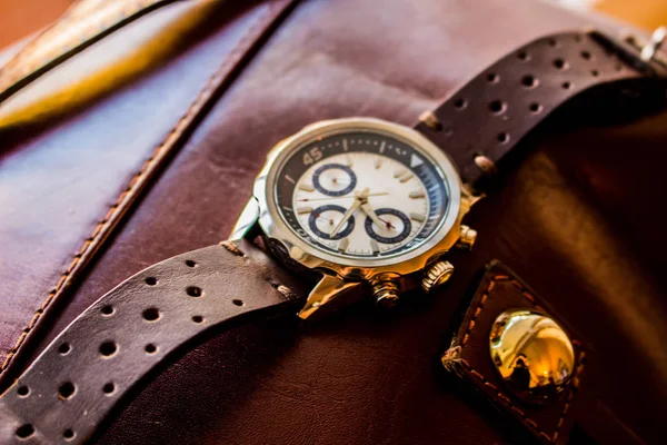Armbanduhr zeigt die Zeit an — Stockfoto