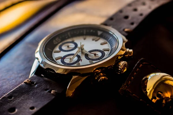 Relógio de pulso homem mostrando tempo — Fotografia de Stock