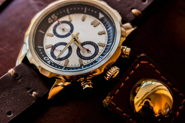 Καρπού ο άνθρωπος ρολόι δείχνει χρόνο — Φωτογραφία Αρχείου