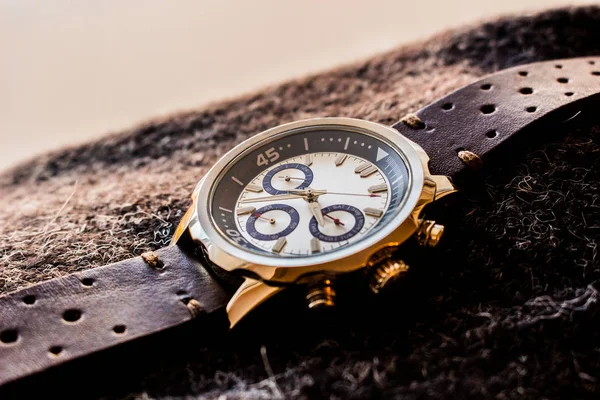 Montre homme poignet montrant l'heure — Photo