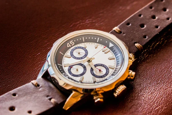 Pols man horloge weergegeven: tijd — Stockfoto