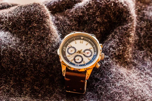 Armbanduhr zeigt die Zeit an — Stockfoto