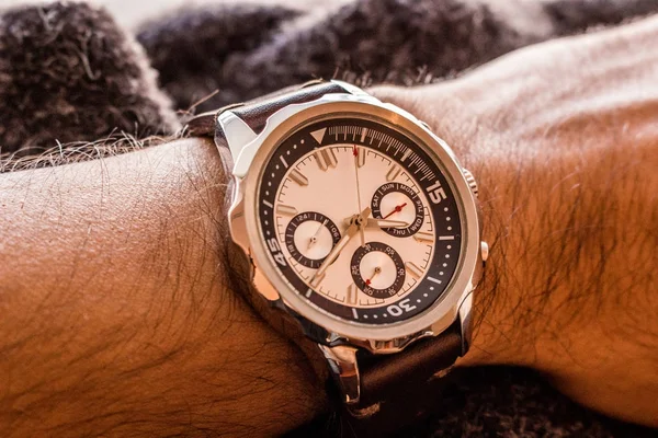 Luxusní muž hodinky s koženým páskem, zobrazující čas — Stock fotografie
