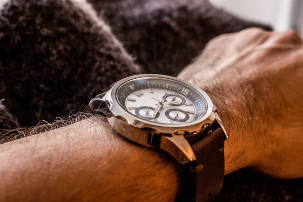 Luksusowy zegarek człowiek z skórzany pasek pokazuje czas — Zdjęcie stockowe