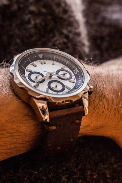 Lüks kol erkek saati zaman gösterilen deri kayışı ile — Stok fotoğraf