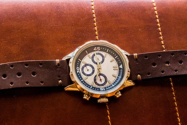 Reloj de pulsera de lujo con correa de cuero que muestra el tiempo — Foto de Stock