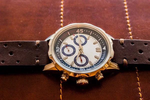 Πολυτελή άνθρωπος καρπό ρολόι με δερμάτινο λουράκι που δείχνει την ώρα — Φωτογραφία Αρχείου