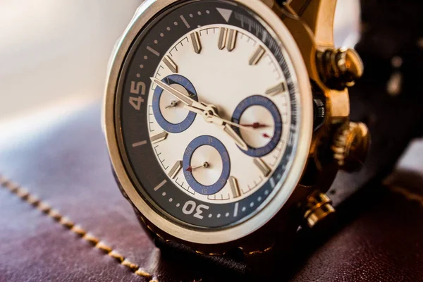 Orologio da polso uomo di lusso con cinturino in pelle che mostra il tempo — Foto Stock