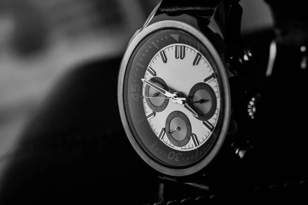 Reloj de pulsera de lujo con correa de cuero que muestra el tiempo —  Fotos de Stock