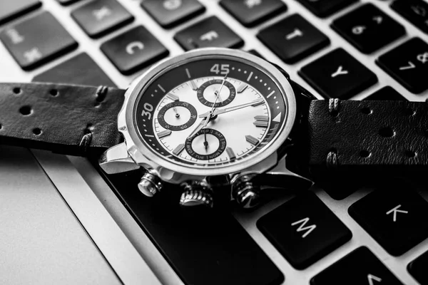 Πολυτελή άνθρωπος καρπό ρολόι με δερμάτινο λουράκι που δείχνει την ώρα σε μαύρο — Φωτογραφία Αρχείου