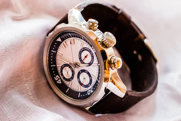 Luxus-Armbanduhr mit Lederarmband, die die Zeit anzeigt — Stockfoto