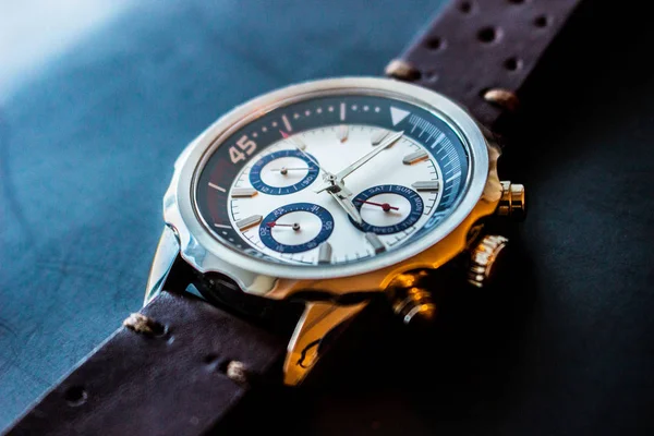 Luxusní muž hodinky s koženým páskem, zobrazující čas — Stock fotografie