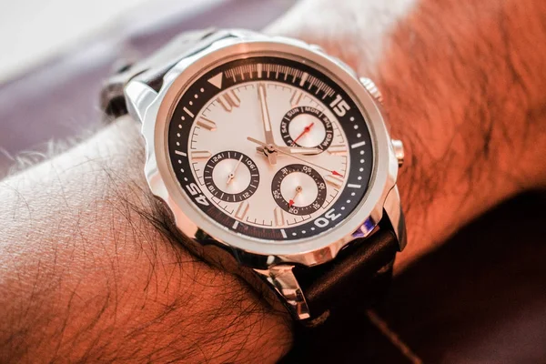 Relógio de pulso de luxo com pulseira de couro mostrando o tempo — Fotografia de Stock