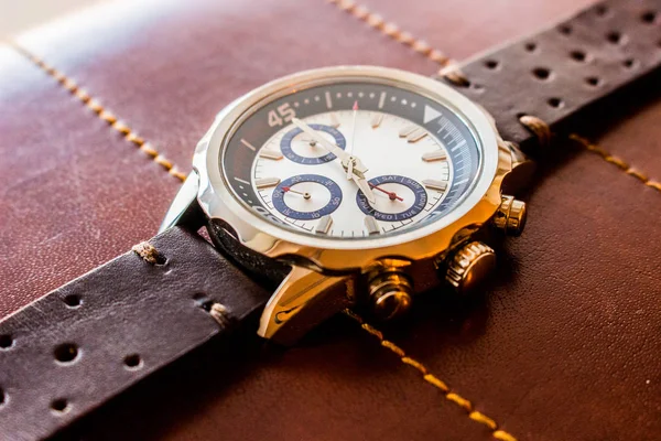 Luxury wrist man watch with leather strap showing time — Stock Photo, Image