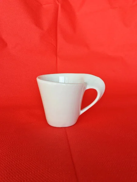 Pojedyncze filiżanki kawy lub herbaty z czerwonego materiału tła — Zdjęcie stockowe