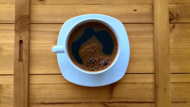 Taza Blanca Con Café Negro Sobre Mesa Madera — Vídeos de Stock