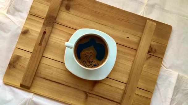 Taza Blanca Con Café Negro Sobre Mesa Madera — Vídeos de Stock