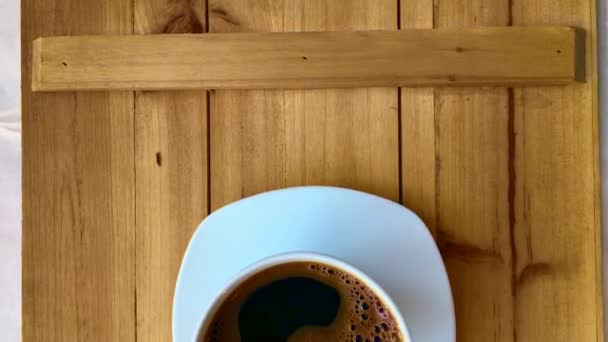 Weiße Tasse Mit Schwarzem Kaffee Auf Holztisch — Stockvideo