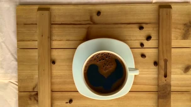 Witte Kop Met Zwarte Koffie Houten Tafel — Stockvideo