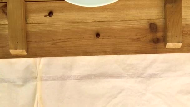 Witte Kop Met Zwarte Koffie Houten Tafel — Stockvideo