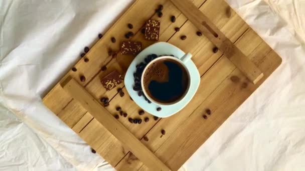 Weiße Tasse Mit Schwarzem Kaffee Auf Holztisch — Stockvideo