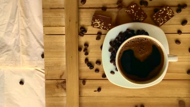 Tasse Blanche Avec Café Noir Sur Table Bois — Video