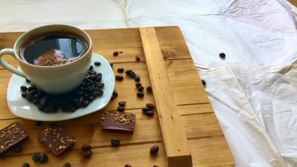 Copo Branco Com Café Preto Mesa Madeira — Vídeo de Stock