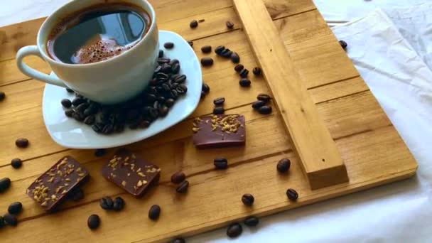 Tasse Blanche Avec Café Noir Sur Table Bois — Video