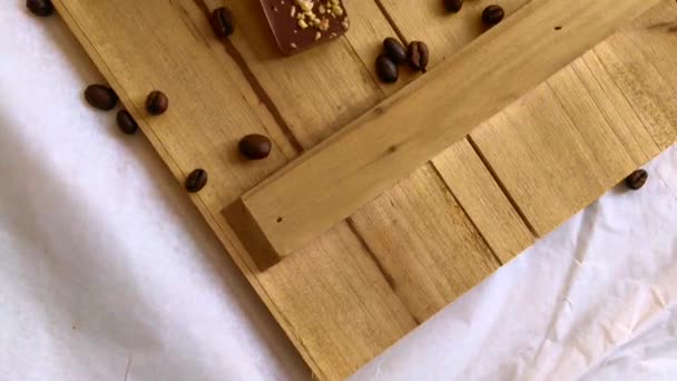 Taza Blanca Con Café Negro Sobre Mesa Madera — Vídeos de Stock