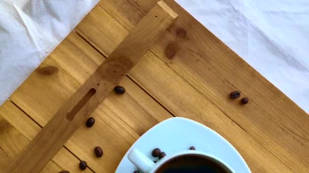 Taza Blanca Con Café Negro Sobre Mesa Madera — Vídeos de Stock