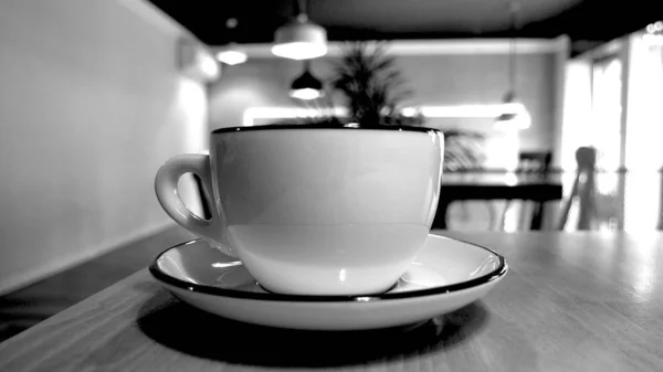 Große weiße Tasse Kaffee oder Cappuccino trinken auf einem Tisch in einer Pause — Stockfoto