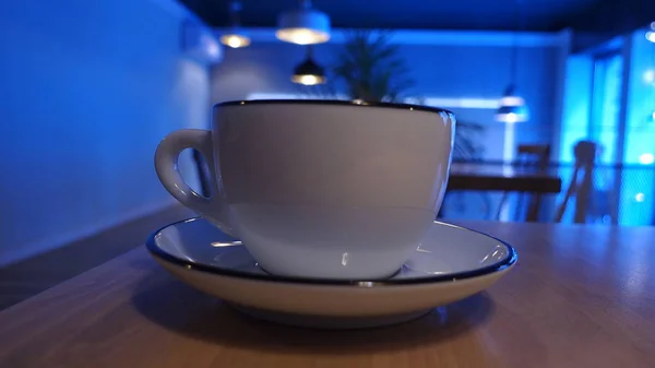 Большая белая чашка кофе или капучино напиток на столе во время отдыха — стоковое фото
