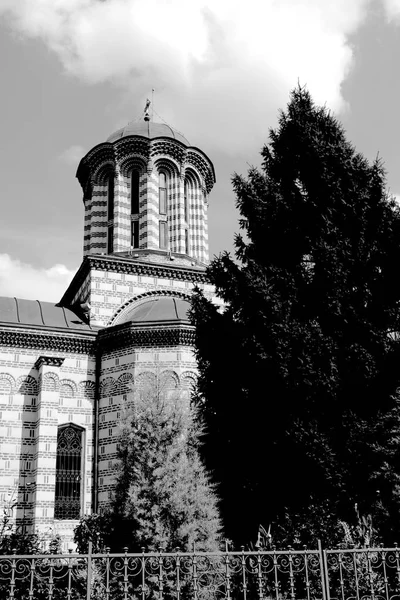 Стара православна християнська церква з садом і деревами в чорному і — стокове фото