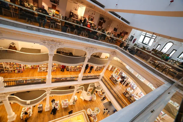 Prachtige openbare bibliotheek Carturesti op Lipscani straat, Old Cent — Stockfoto