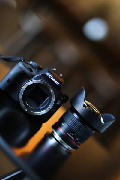 Câmera profissional Canon DSLR com lente ultralarga Samyang em um — Fotografia de Stock