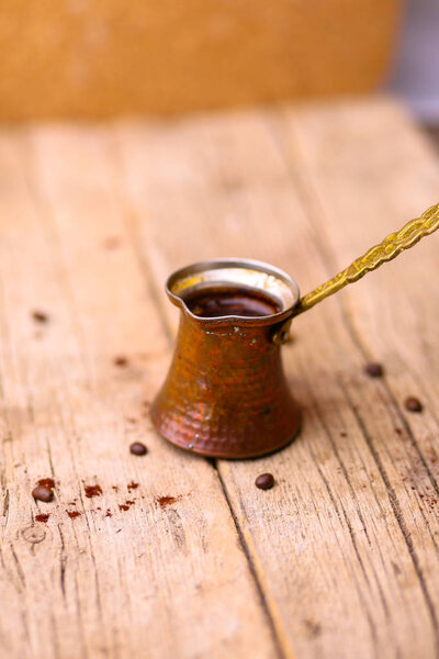 Turkish or arabic coffee on vintage wooden table with spread cof — Stock Photo, Image