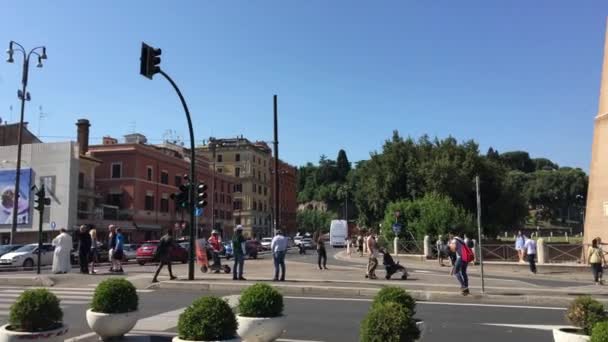 ローマ イタリア 7月7 2019 4Kコロッセオまたはコロッセオのパノラマまたはパノビュー窓アーケードの詳細を見下ろす近くの通りからフラビアン アンフィシアターとしても知られています ローマの有名な観光名所 イタリア — ストック動画