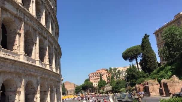 意大利罗马 2019年7月7日 4K全景或全景的竞技场 Colosseum或Coliseum 也被称为弗拉维安圆形剧场 Flavian Amphitheatre 从附近的街道开始 俯瞰窗户拱廊的细节和阳光 意大利罗马市 — 图库视频影像